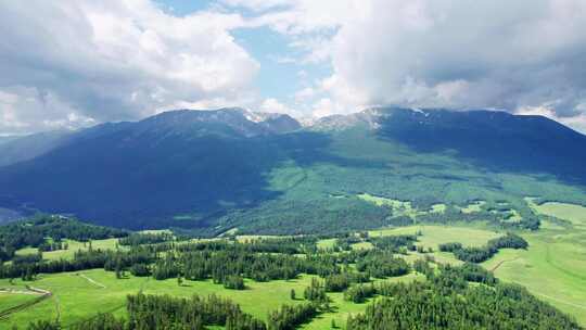 新疆北疆阿勒泰喀纳斯高山森林草原雪山航拍