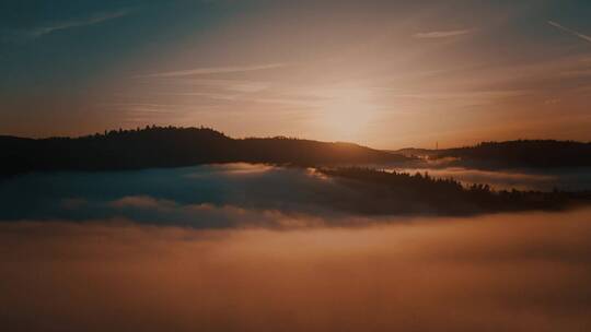 日出时分云雾缭绕的山林天际线景观视频素材模板下载