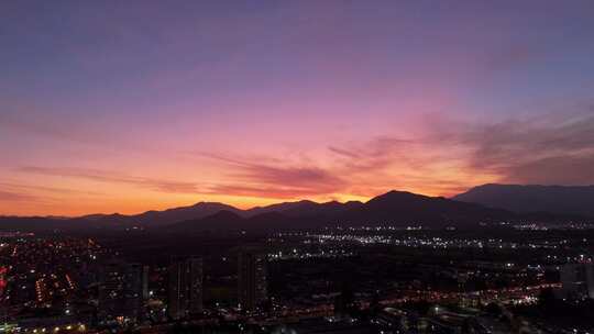 日落，背景是沿海山脉，大都市地区，智利国