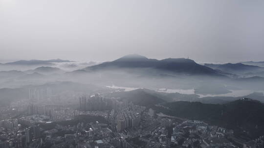 4k航拍深圳梧桐山水库雨后云海