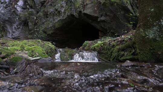 户外山间流水洞穴