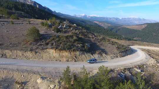 4X4越野车上坡走树林山路