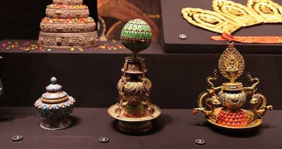 明代铜鎏金嵌松石珊瑚长寿瓶