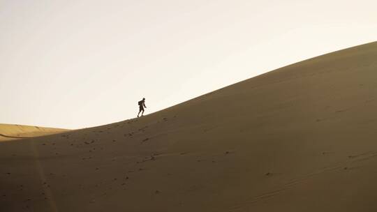 沙漠中徒步的人