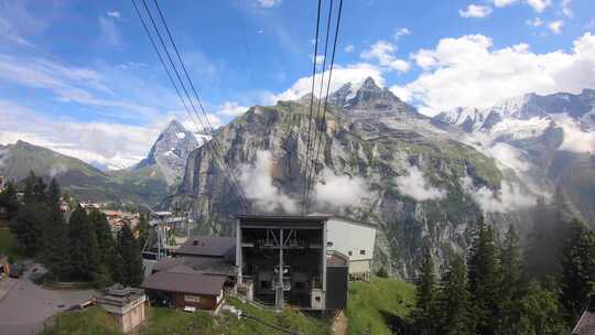 缆车之旅：在瑞士阿尔卑斯山攀登，欣赏阿尔卑斯山、落基山脉、冷杉树的风景