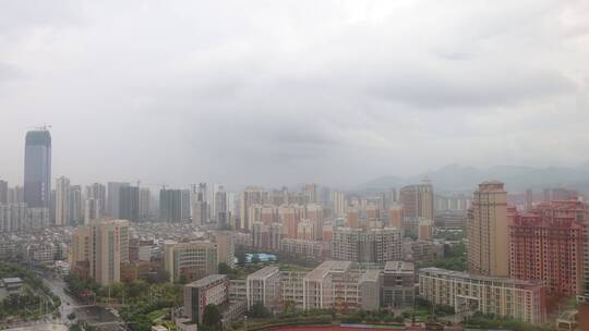 雨中的城市