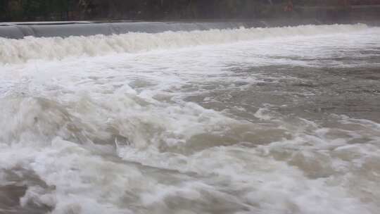 雨后上涨的河水视频素材模板下载