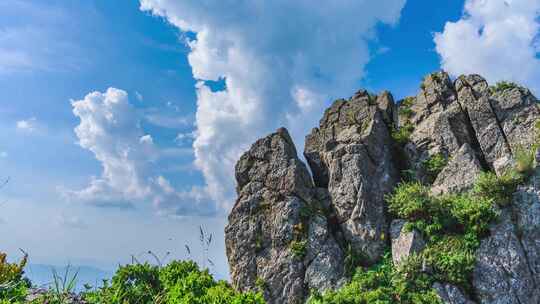 夏季蓝天白云绿色高山草甸群山大气风光