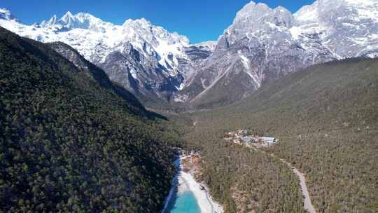 航拍云南旅游丽江玉龙雪山蓝月谷自然风景