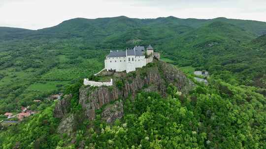 匈牙利福泽山顶上中世纪城堡的鸟瞰图