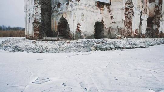 积雪覆盖的建筑废墟