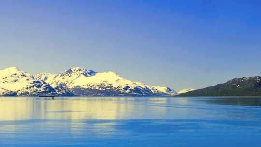 美丽的蓝色水和雪覆盖在阿拉斯加山脉