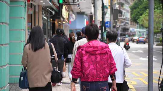 行走在澳门街头行人走路第一视角澳门街道视频素材模板下载