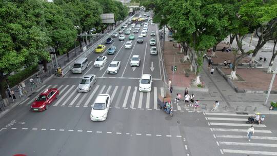 广州天河火车东站广场马路人行道