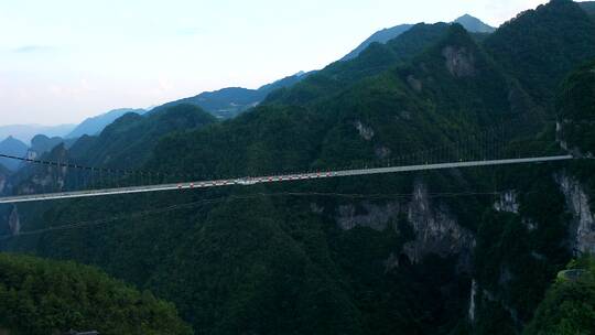 4K航拍俯拍桃溪谷景区玻璃栈道悬索桥