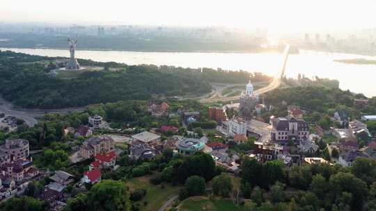 基辅市和第聂伯河的空中全景，配有帕顿桥和