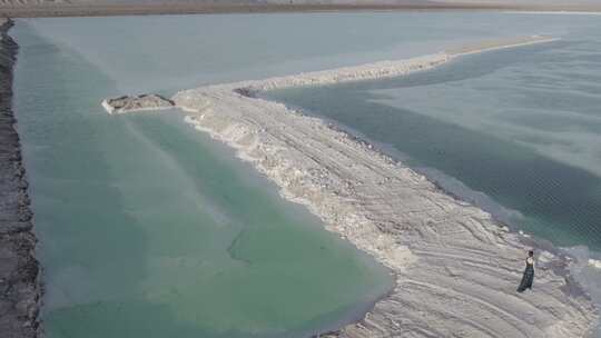 青海海西大柴旦翡翠湖人物湖面航拍视频