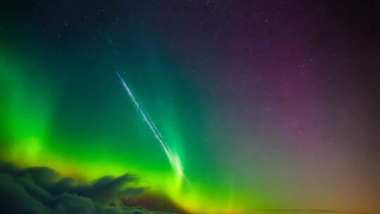 夜空中的极光与流星景观