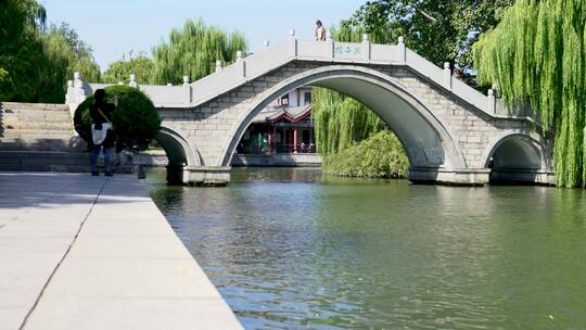 山东济南大明湖公园景区湖面景色与石拱桥