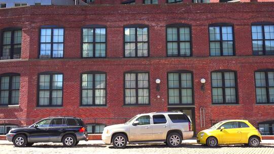 褐石砖办公楼和几辆停放着的车辆