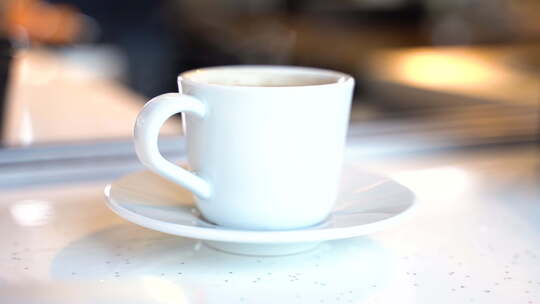 咖啡桌上热气腾腾的咖啡，白色杯子视频素材模板下载