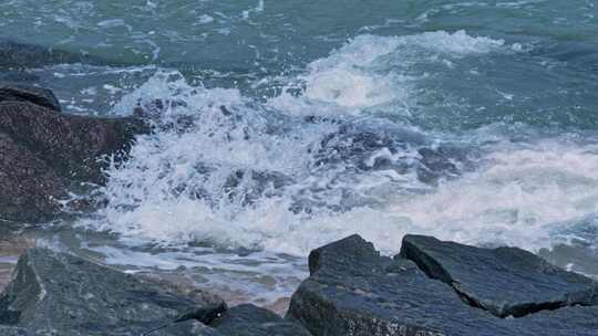 海浪拍打礁石海滩