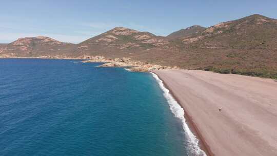 炎热夏日荒凉的红沙海滩鸟瞰图