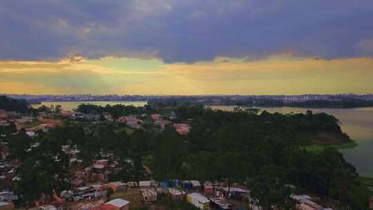日落时分，鸟瞰巴西圣保罗贫民窟