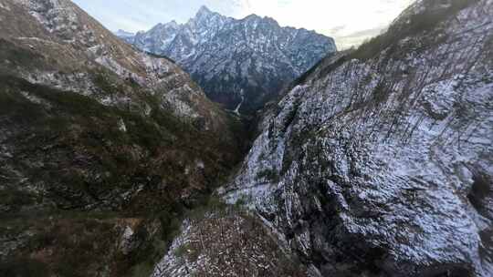 FPV穿越机无人机航拍森林高山峡谷山脉