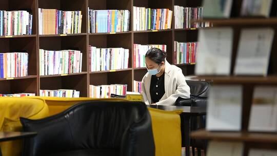 济南泉城书房，读者书店读书画面