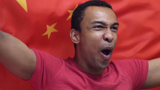 中国球迷举着中国国旗庆祝