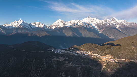 云南迪庆梅里雪山日照金山