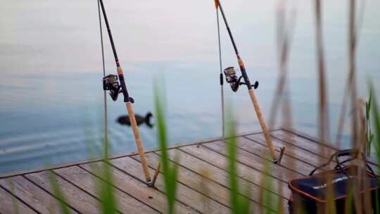 4k湖岸边钓鱼竿垂钓悠闲空镜 休闲视频素材模板下载