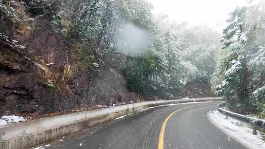 山间盘旋公路飘雪行车第一视角