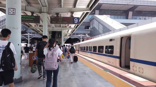 旅客在火车车站台上车乘车