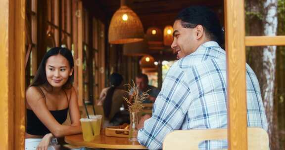 一男一女一边交谈一边笑