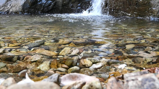 小瀑布清澈溪水石头慢动作1