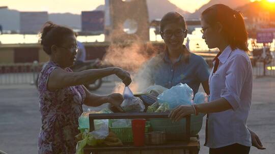 越南街头小贩贩卖食物视频素材模板下载