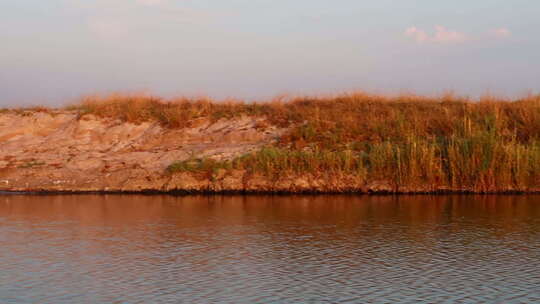卡普里维地带/赞比西河区域夏季沿赞比西河纳米比亚一侧的游船视频素材模板下载