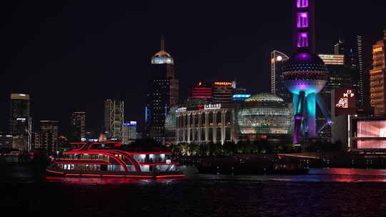 璀璨明珠映江影，流光游船绘夜韵