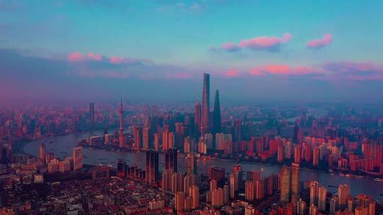 晚霞映衬下的上海