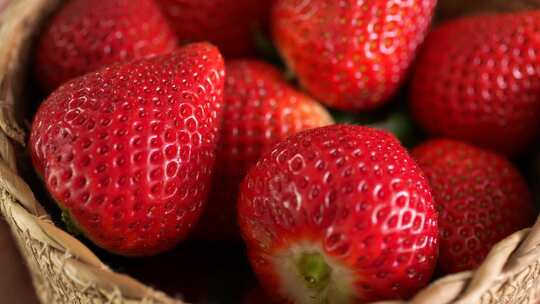 一盘新鲜草莓