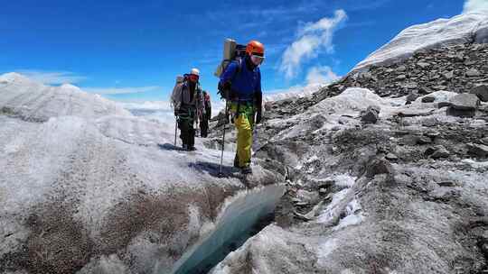 攀登四川第二高峰中山峰的登山队徒步冰塔林