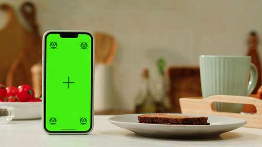 带绿屏色度键的电话在厨房餐厅咖啡厅小酒馆