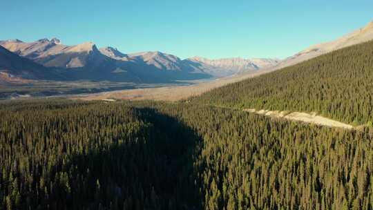 加拿大落基山脉米斯塔亚峡谷的鸟瞰图。