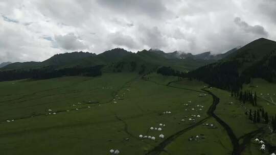 7月航拍那拉提广景有营地，草原山脉和森林