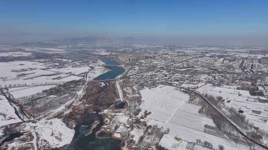 冬天冰天雪地下的县城航拍