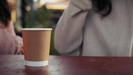喝咖啡的女人视频素材模板下载