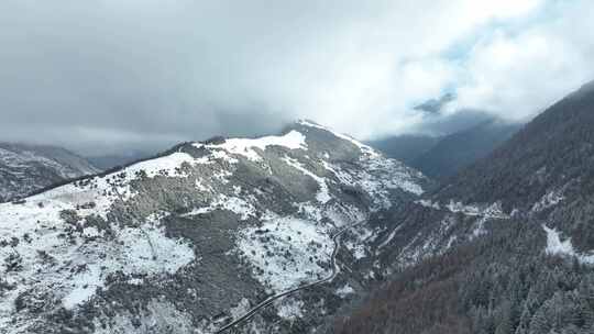 航拍阴天雪山山谷公路