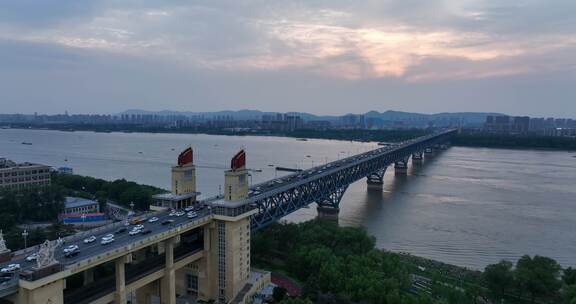 黄昏下的南京长江大桥